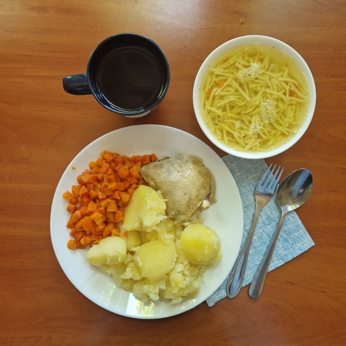 ros&oacute;ł z makaronem, udko pieczone z ziemniakami i marchewką, kompot