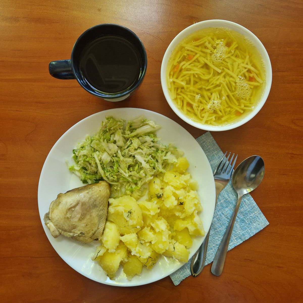 ros&oacute;ł z makarone, udko pieczone z ziemniakami i sur&oacute;wką z kapusty pekińskiej, kompot