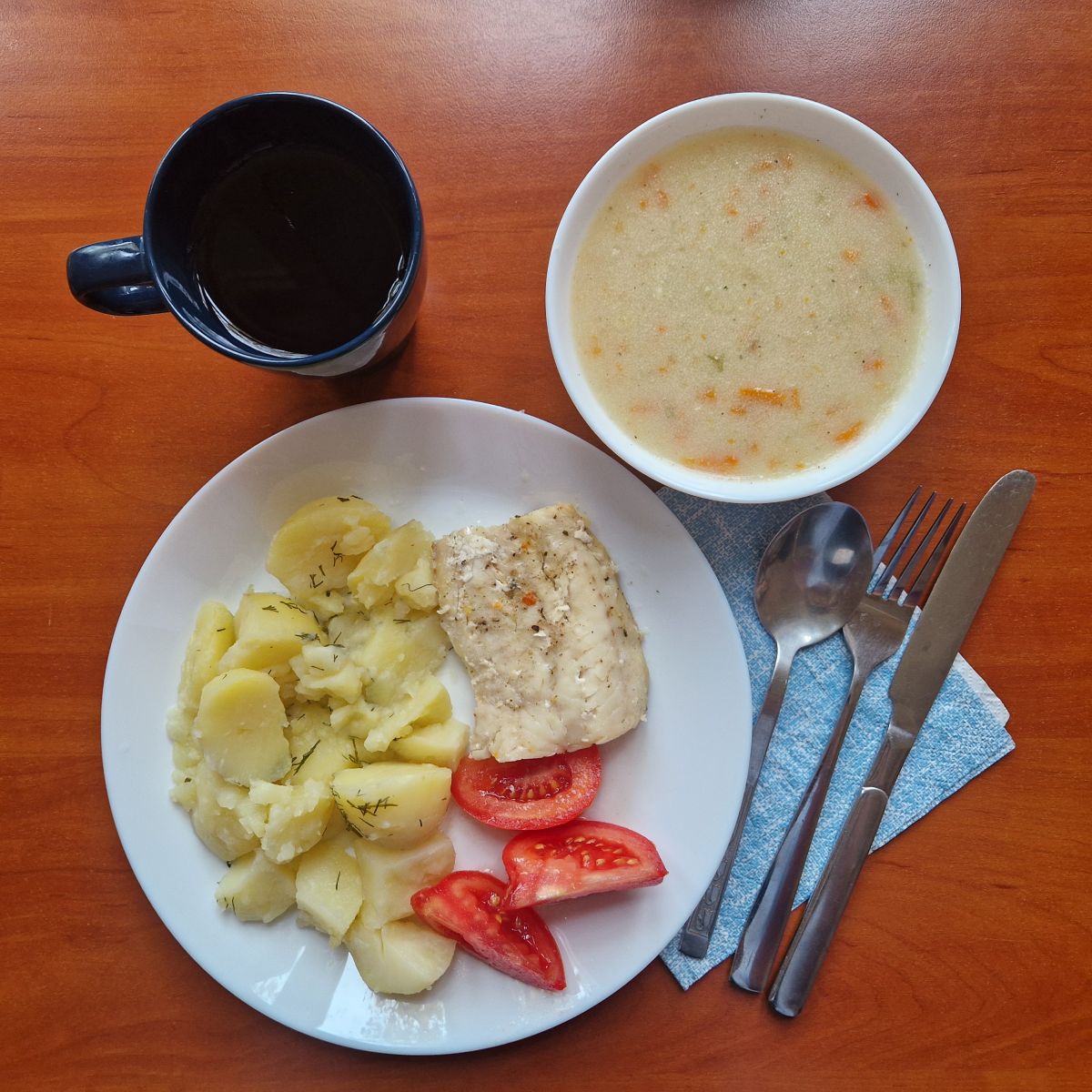 zupa wiosenna, filet rybny z ziemniakami i pomidorami w oleju, kompot