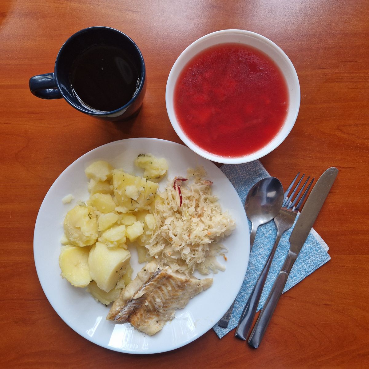 barszcz czerwony, filet rybny z ziemniakami i sur&oacute;wką z kiszonej kapusty, kompot