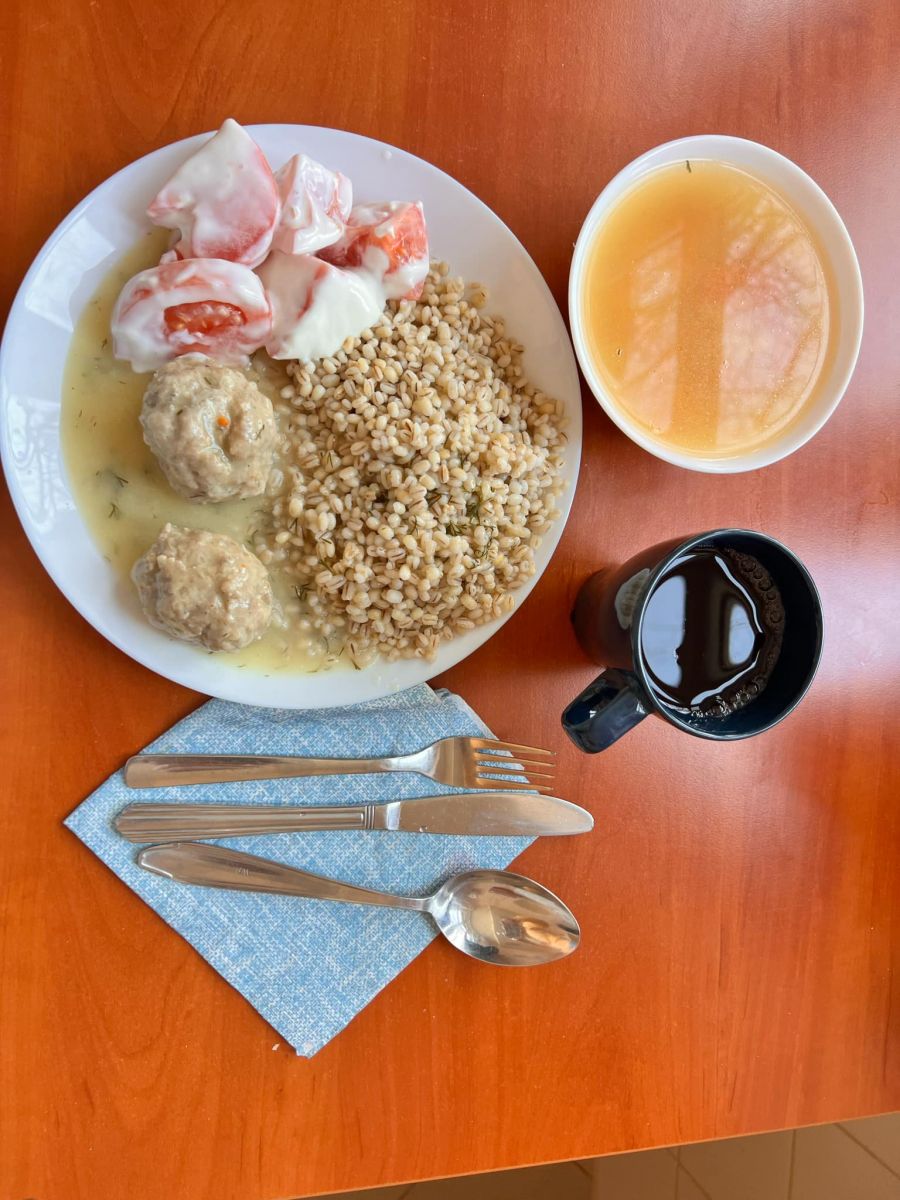 pulpety w sosie koperkowym, kasza jęczmienna, pomidory z jogurtem