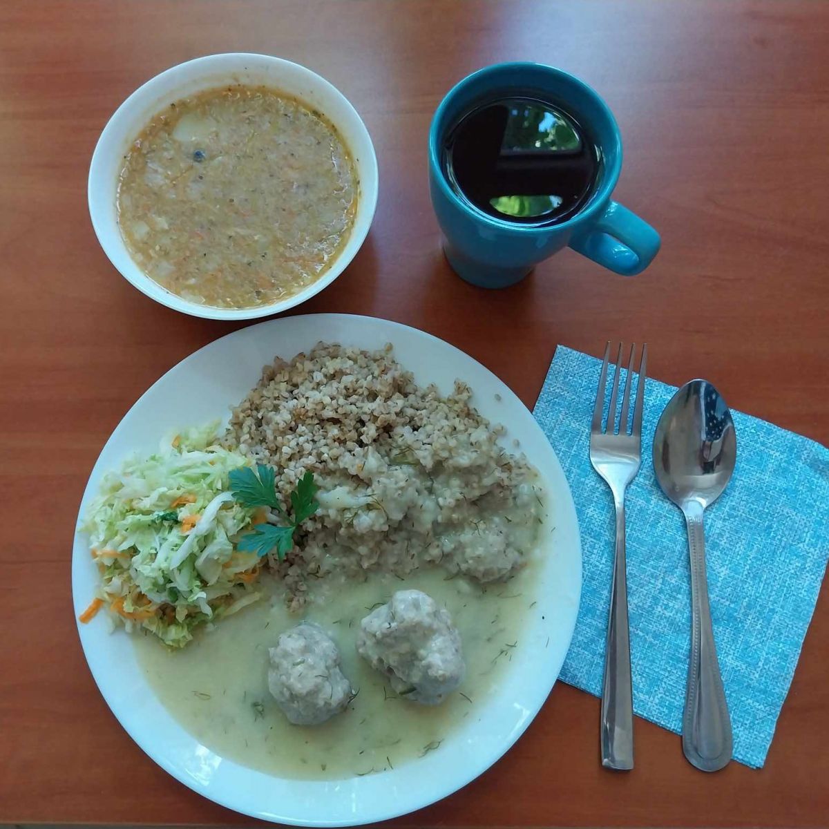 zupa grochowa, pulpety z kaszą i sur&oacute;wką z kapusty pekińskiej, kompot