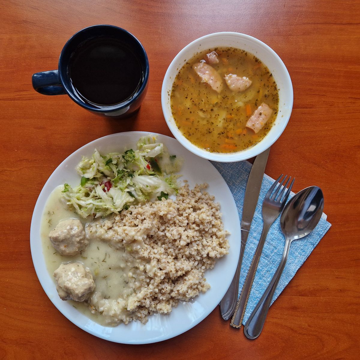 zupa grochowa, pulpety z kaszą i sur&oacute;wką, kompot