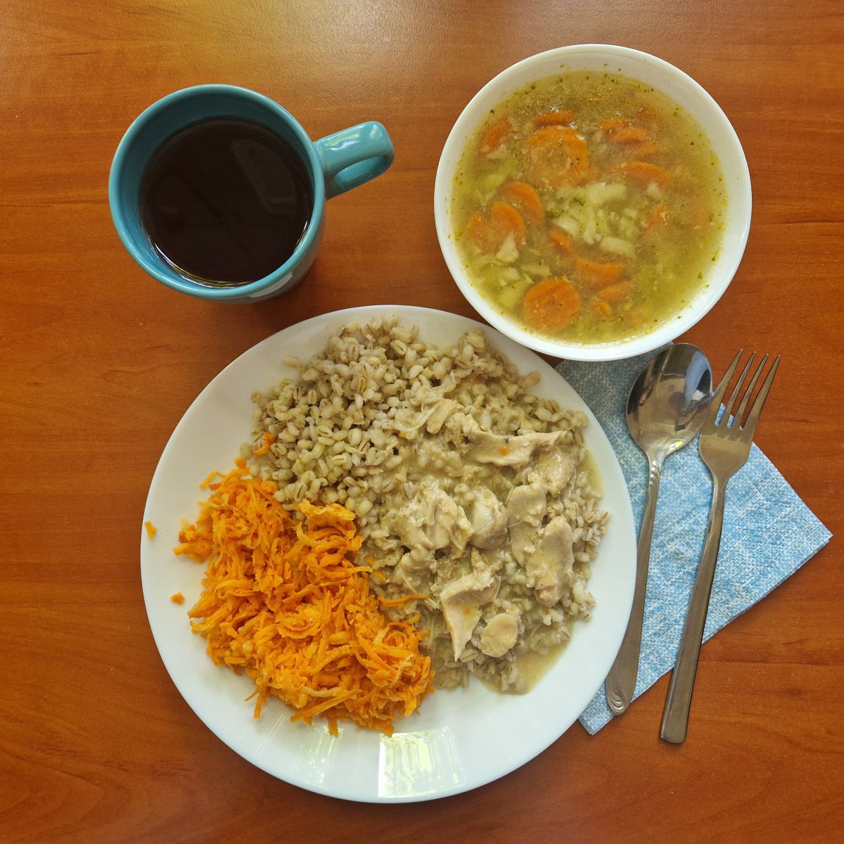 zupa jarzynowa, gulasz drobiowy z kaszą i sur&oacute;wką z marchewki, kompot