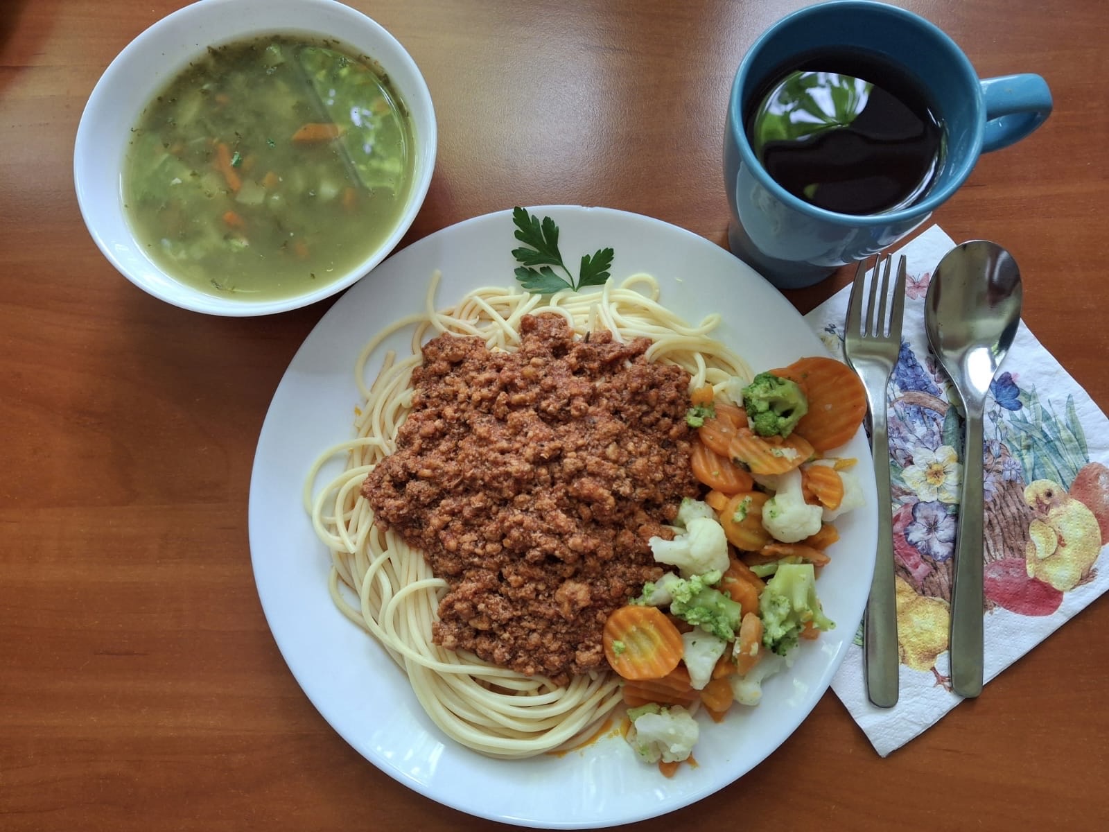 Zupa szczawiowa, spaghetti bolognese, bukiet warzyw, kompot