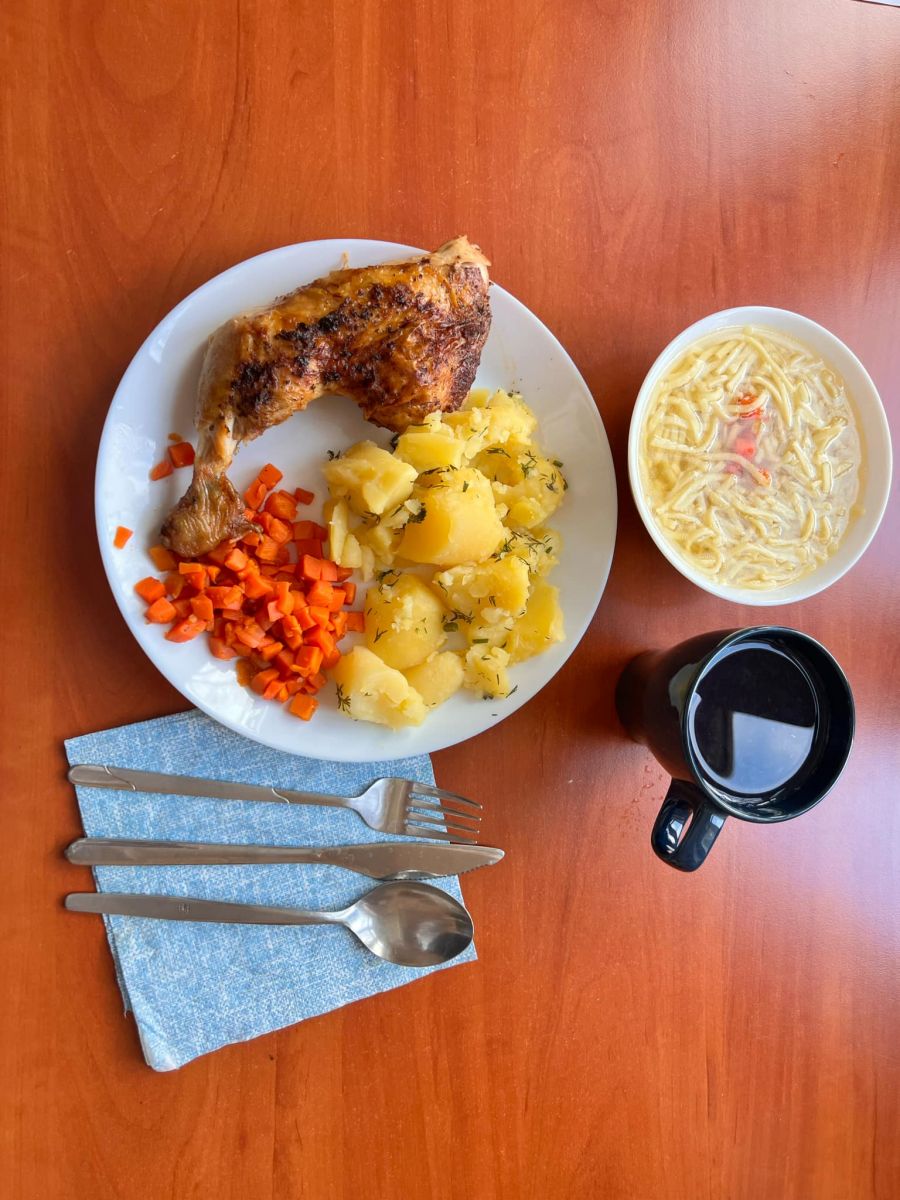 ziemniaki, gotowana marchew, udko z kurczaka, rosół
