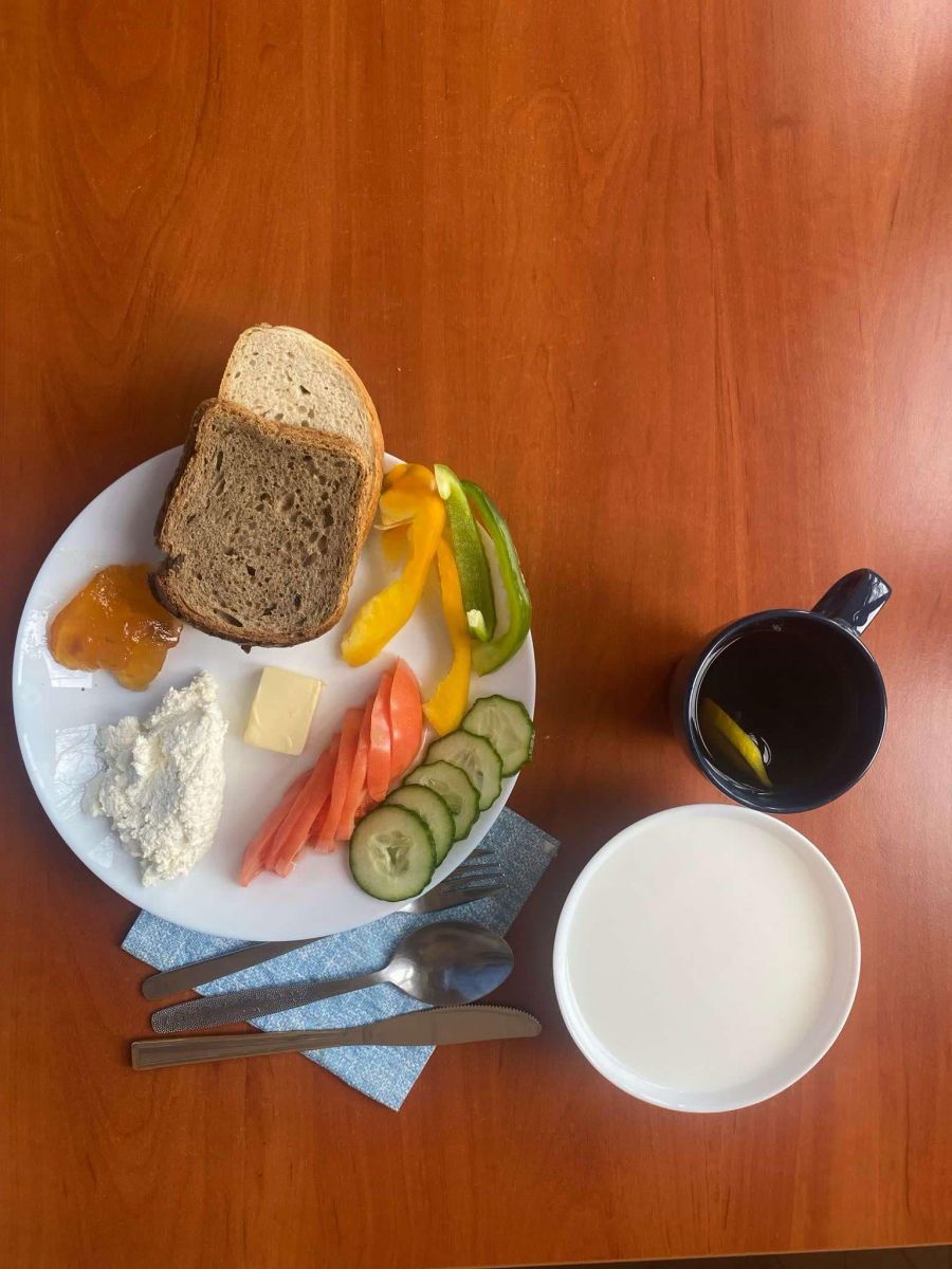 chleb, dżem, twarożek, warzywa, masło