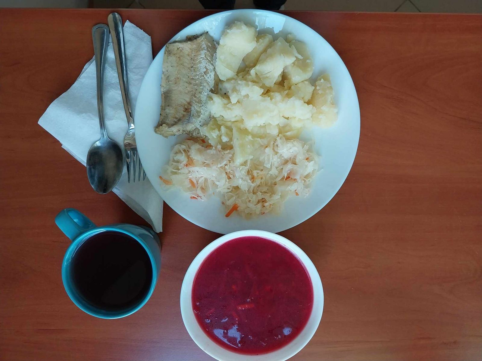 barszcz czerwony, ryba z ziemniakami i sur&oacute;wką z kiszonej kapusty, kompot