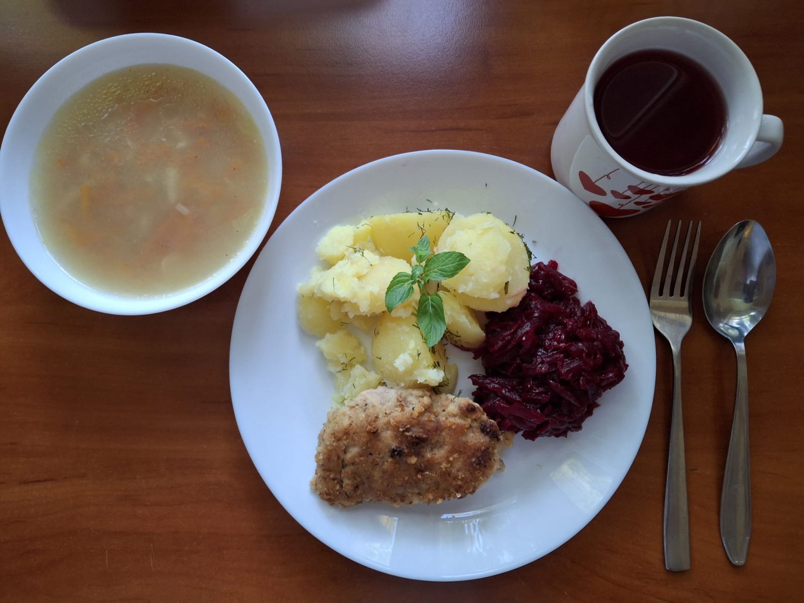 Zupa ryżowa, kotlet mielony, ziemniaki gotowane, buraki tarte, kompot