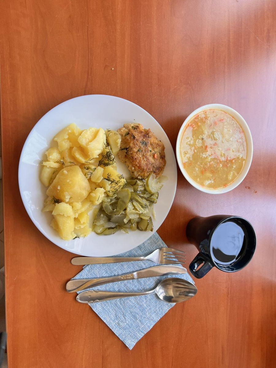 ziemniaki, kurczak, surówka z ogórka