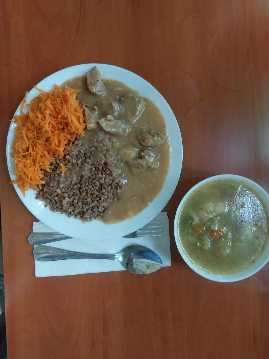 zupa jarzynowa, gulasz wieprzowy, kasza gryczana, sur&oacute;wka z marchewki, kompot