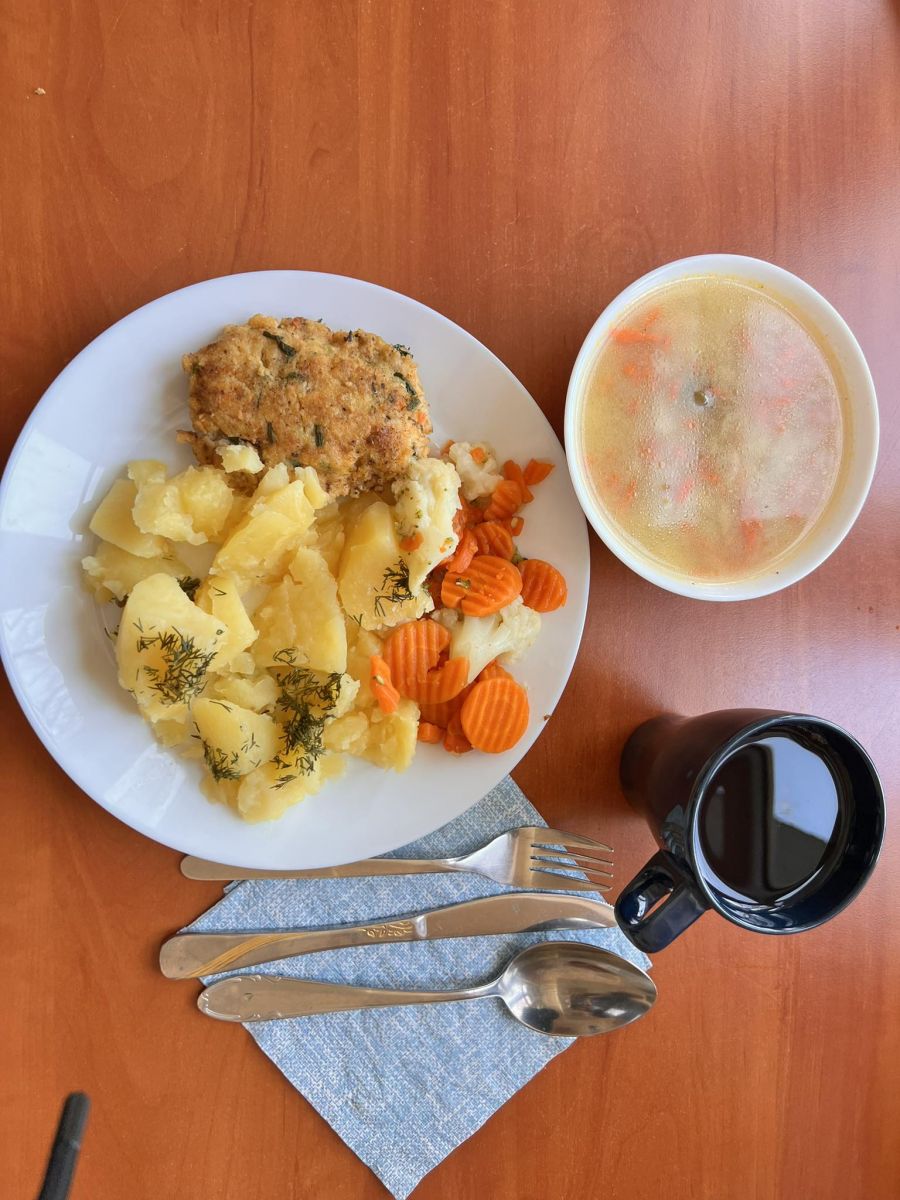 ziemniaki, kurczak, gotowane warzywa