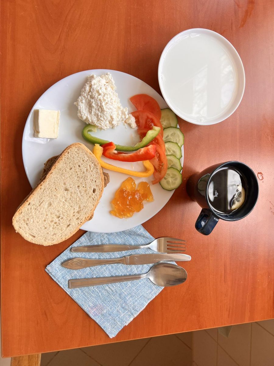 chleb, twarożek, warzywa, dżem, herbata