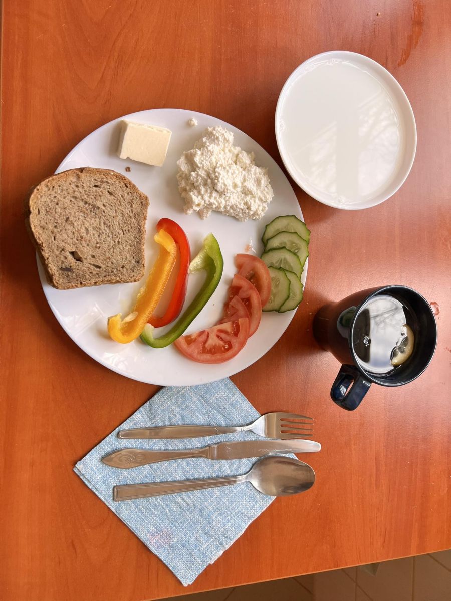 chleb, twarożek, warzywa, herbata