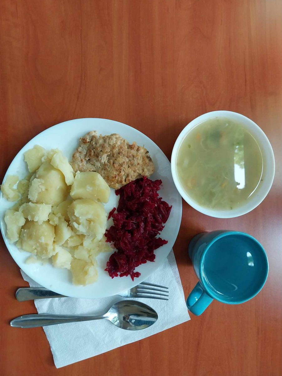 zupa og&oacute;rkowa, kotlet mielony, ziemniaki, buraki, woda