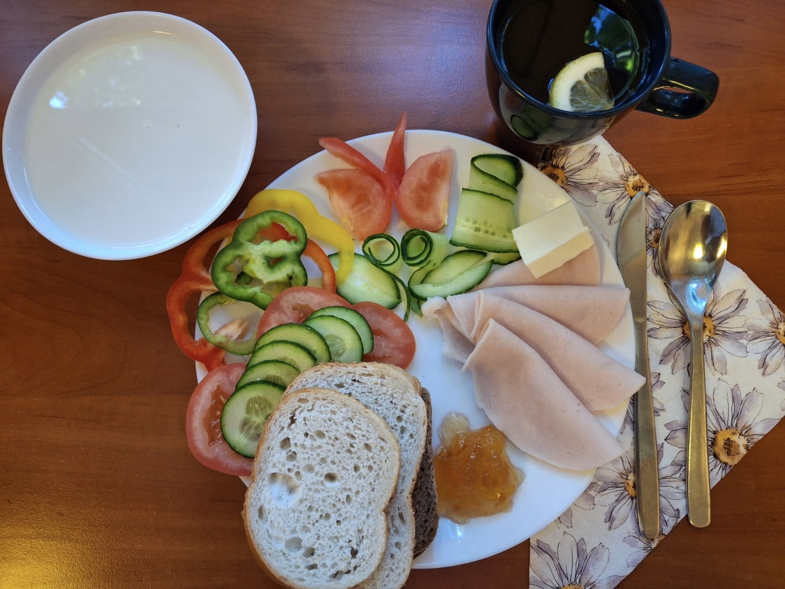 Płatki owsiane na mleku, chleb pszenny i żytni, pomidor, ogórek, papryka, wędlina, dżem