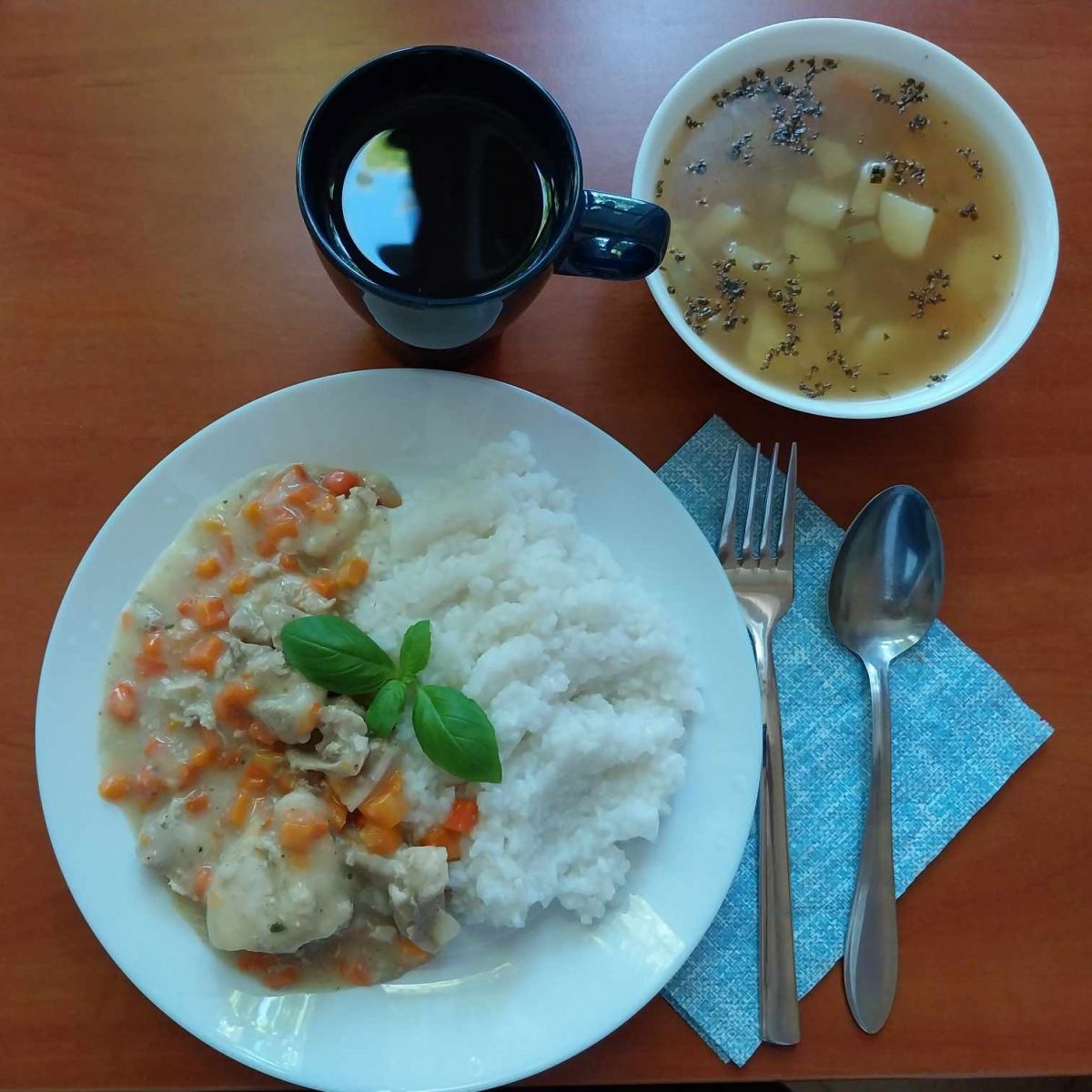 zupa ziemniaczana, potrawka z kurczaka z ryżem, kompot