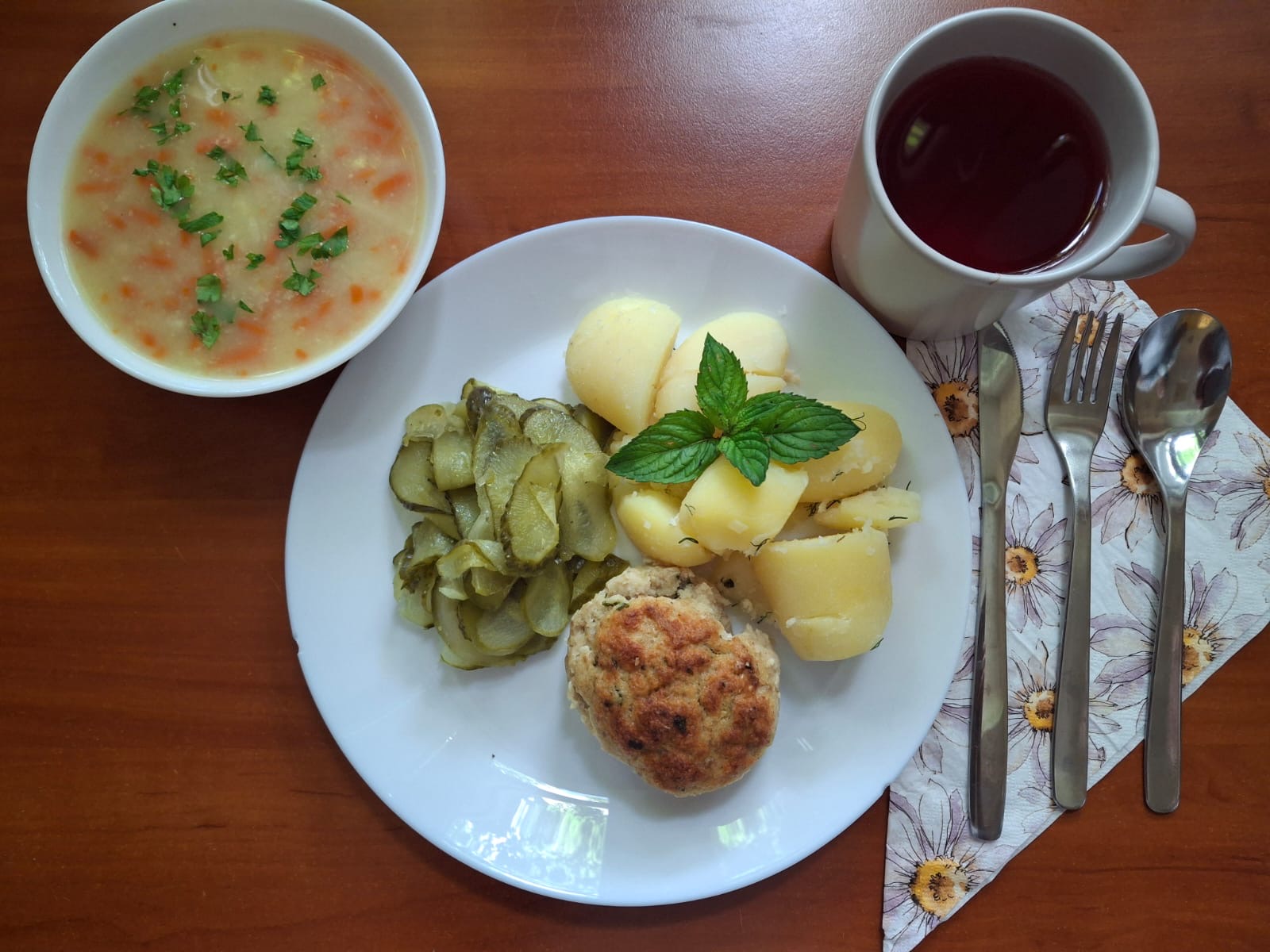Zupa z soczewicy, kotlet z mintaja, ogórki kiszone, ziemniaki