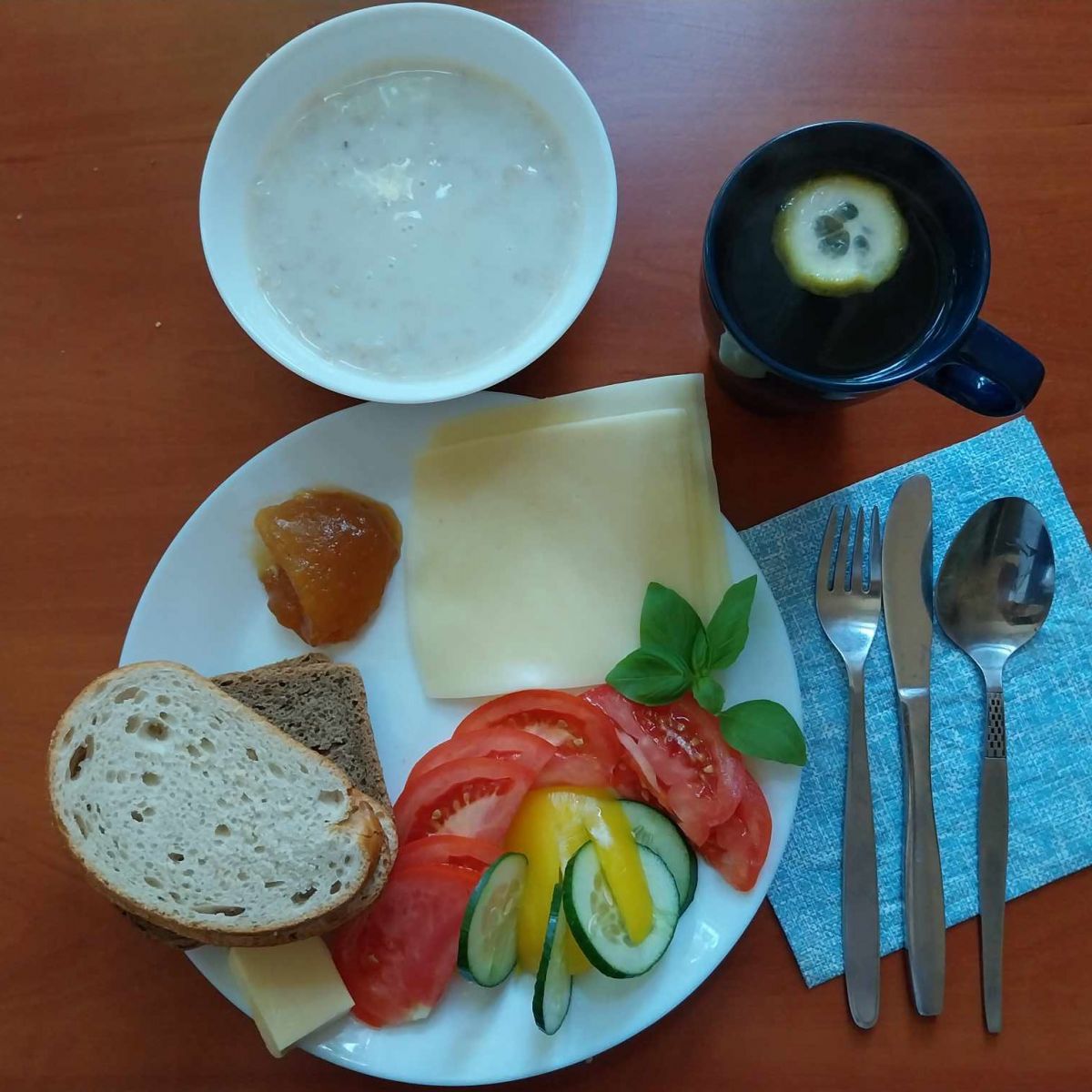 zupa mleczna, dżem, kanapki z serem i warzywami, herbata z cytryną