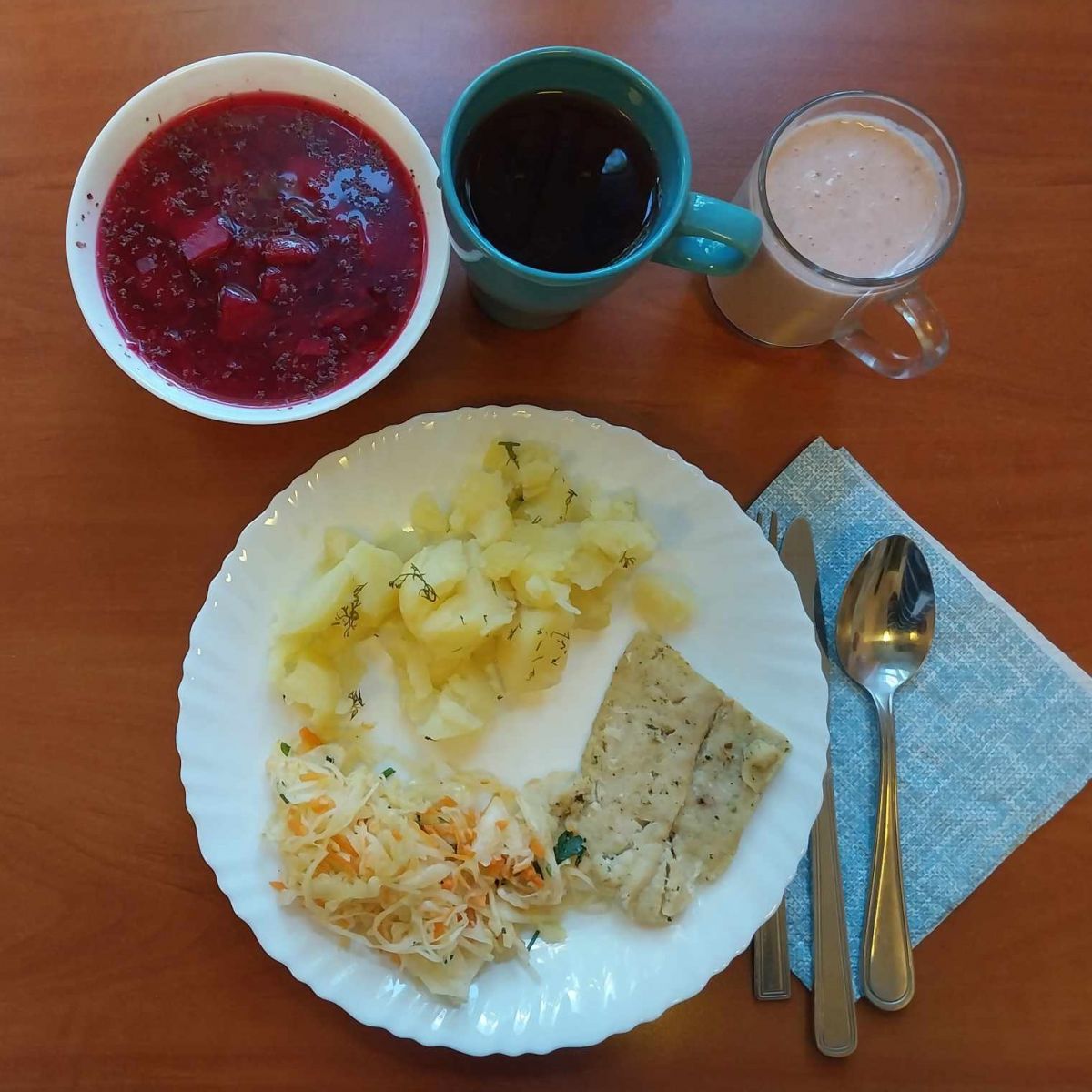 barszcz, filet rybny z ziemniakami i sur&oacute;wką z kapusty kiszonej, kompot, koktajl truskawkowy