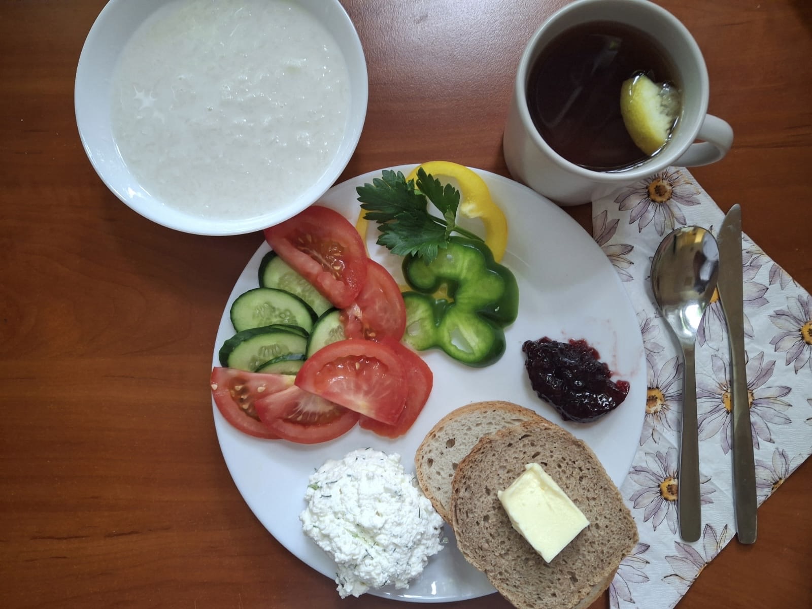 Płatki ryżowe na mleku, chleb pszenny i żytni, pomidor, ogórek, papryka, twarożek, dżem