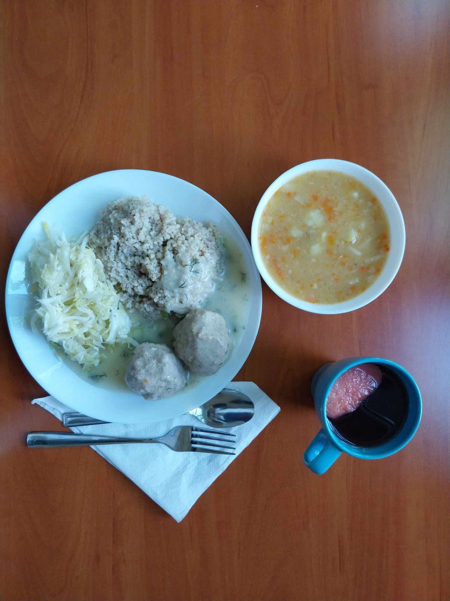 zupa grochowa, pulpety z ckaszą i sur&oacute;wką, kompot