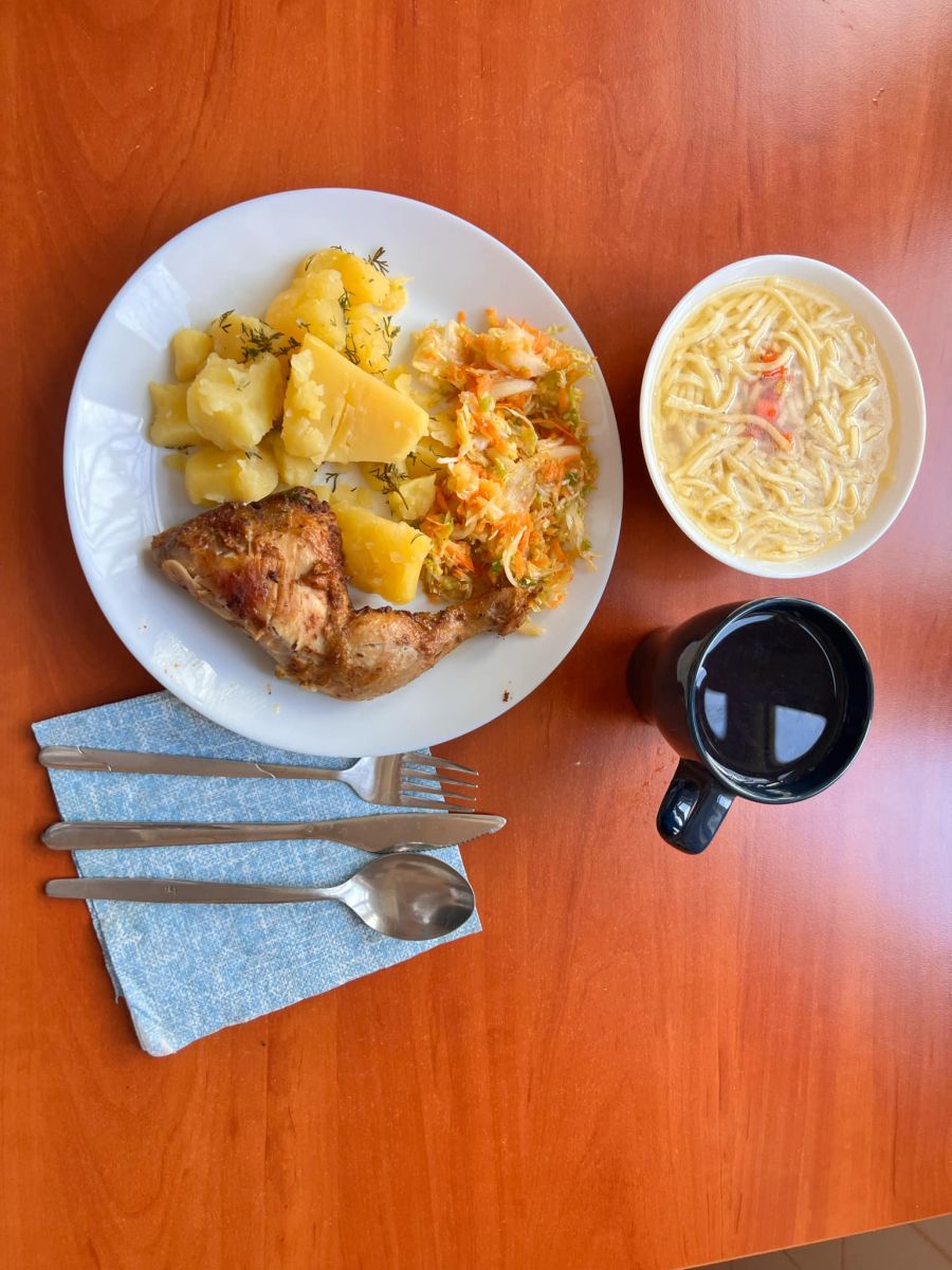 ziemniaki, surówka, udko z kurczaka