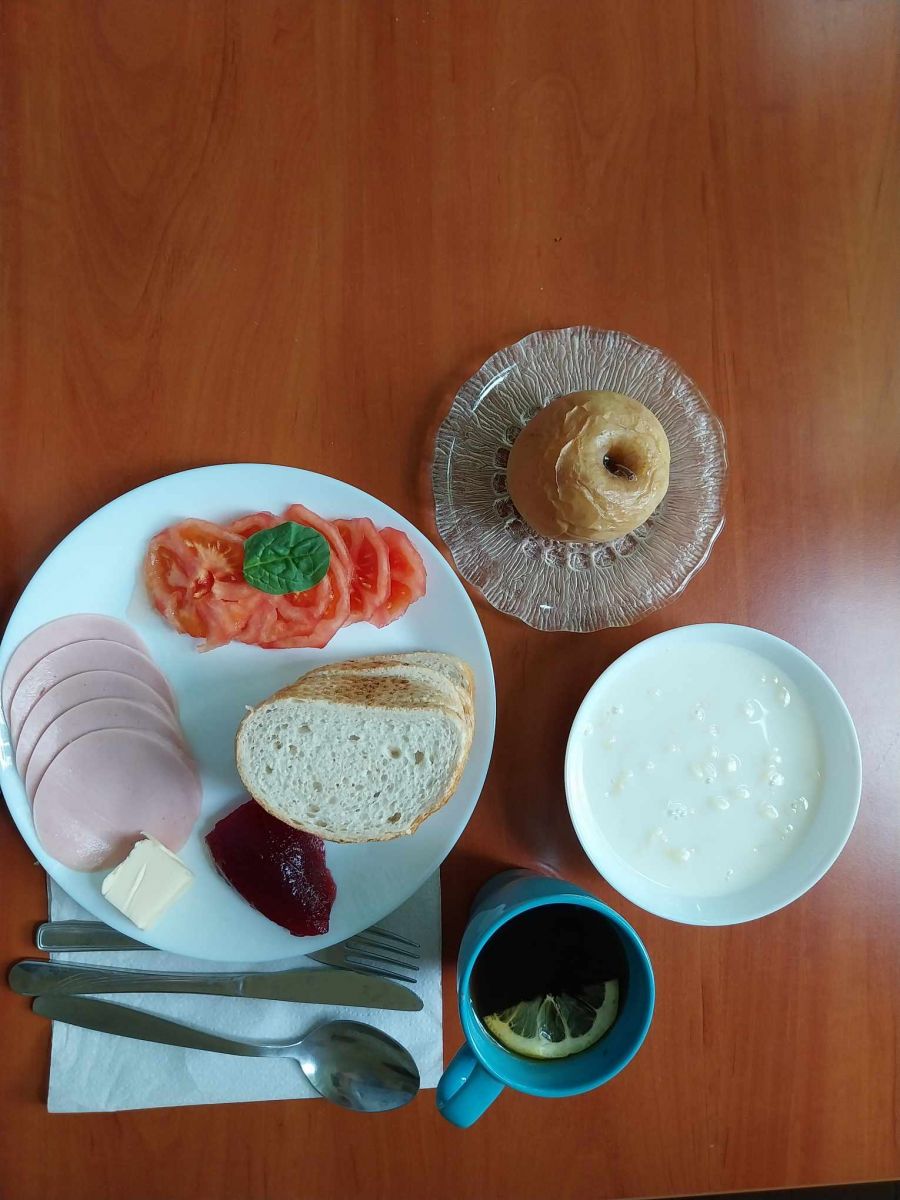 zupa mleczna, kanapki z masłem, wędliną, dżemem i pomidorem, herbata z cytryną, pieczone jabłko