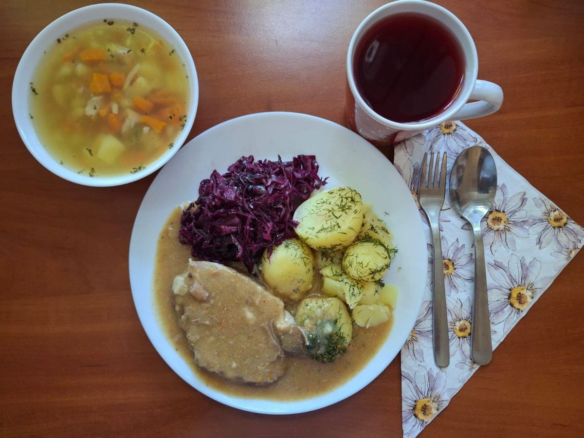 Zupa kalafiorowa, karkówka, ziemniaki, surówka z kapusty czerwonej, kompot