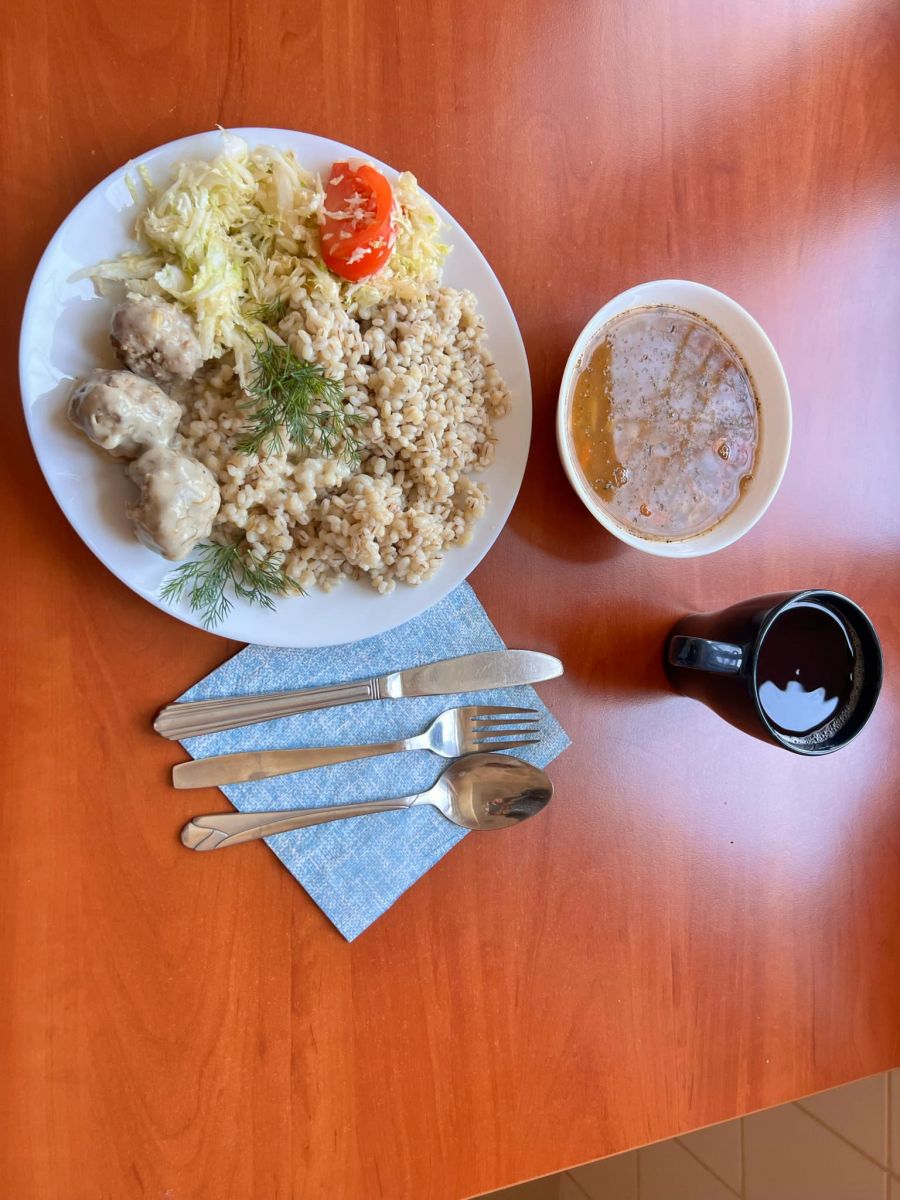 kasza, pulpety, surówka, zupa