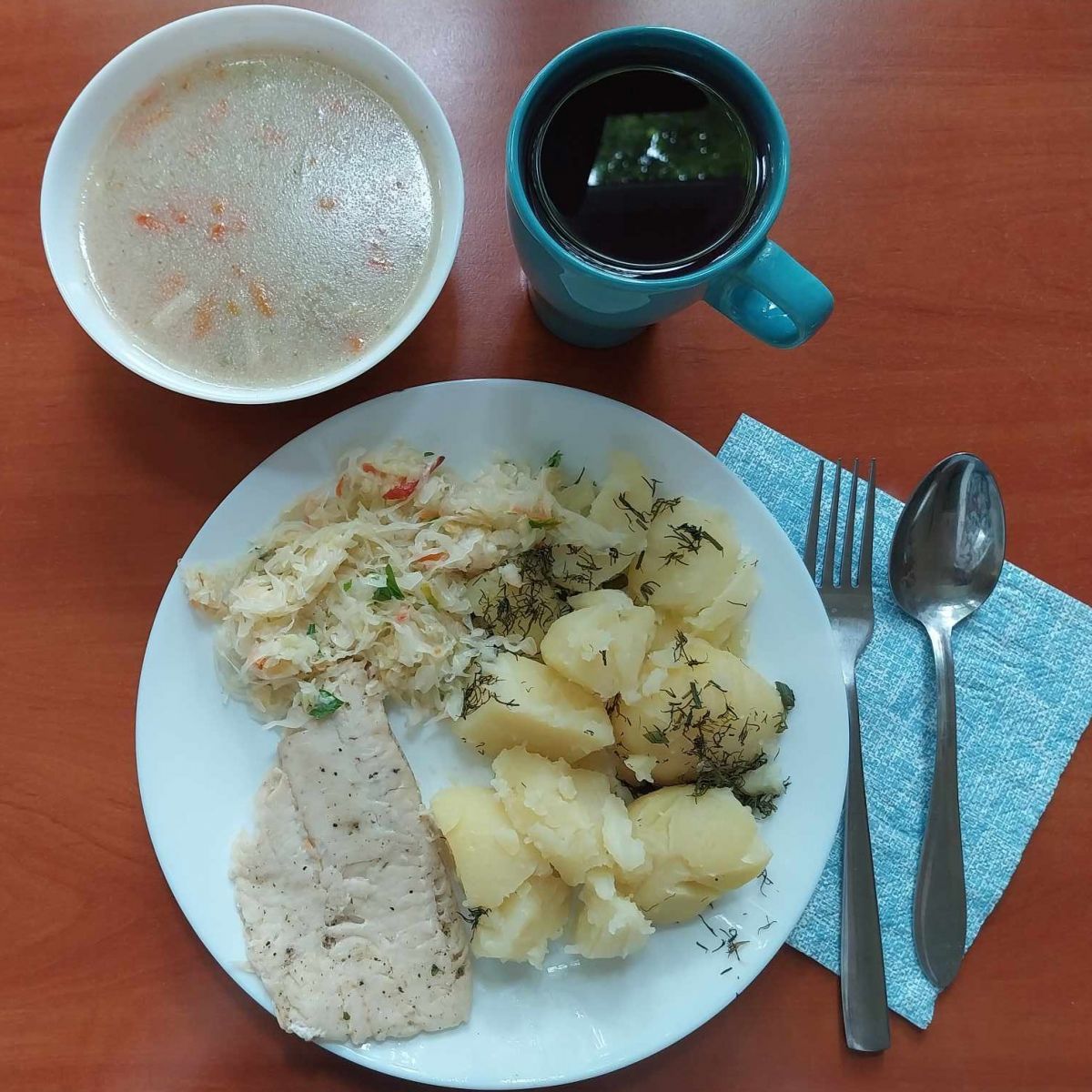 zupa wiosenna, filet rybny, ziemniaki, sur&oacute;wka z kapusty kiszonej, kompot