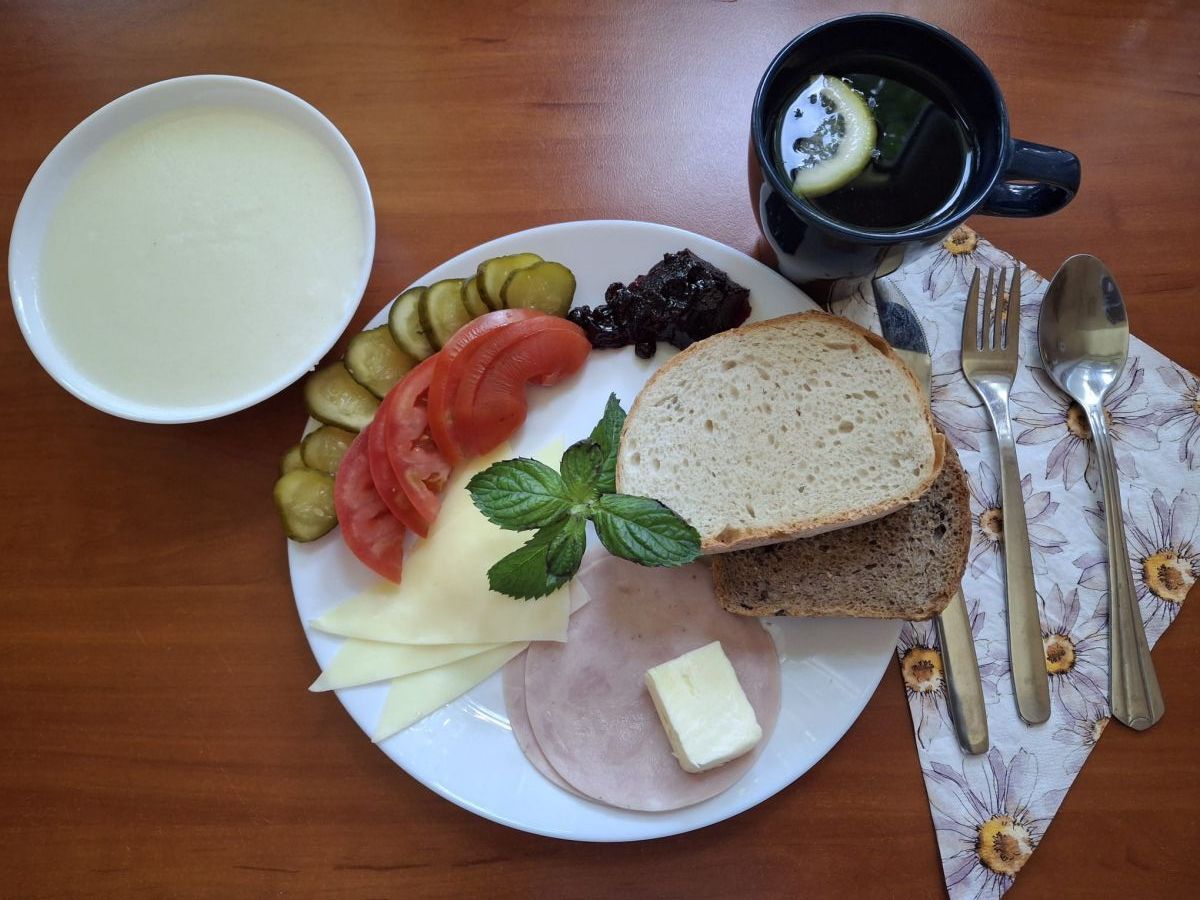 Kasza manna na mleku, chleb pszenny i żytni, pomidor, ogórek kiszony, wędlina, twaróg, dżem