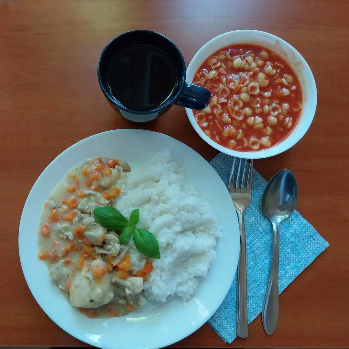 zupa pomidorowa z makaronem, potrawka z kurczaka z ryżem, kompot
