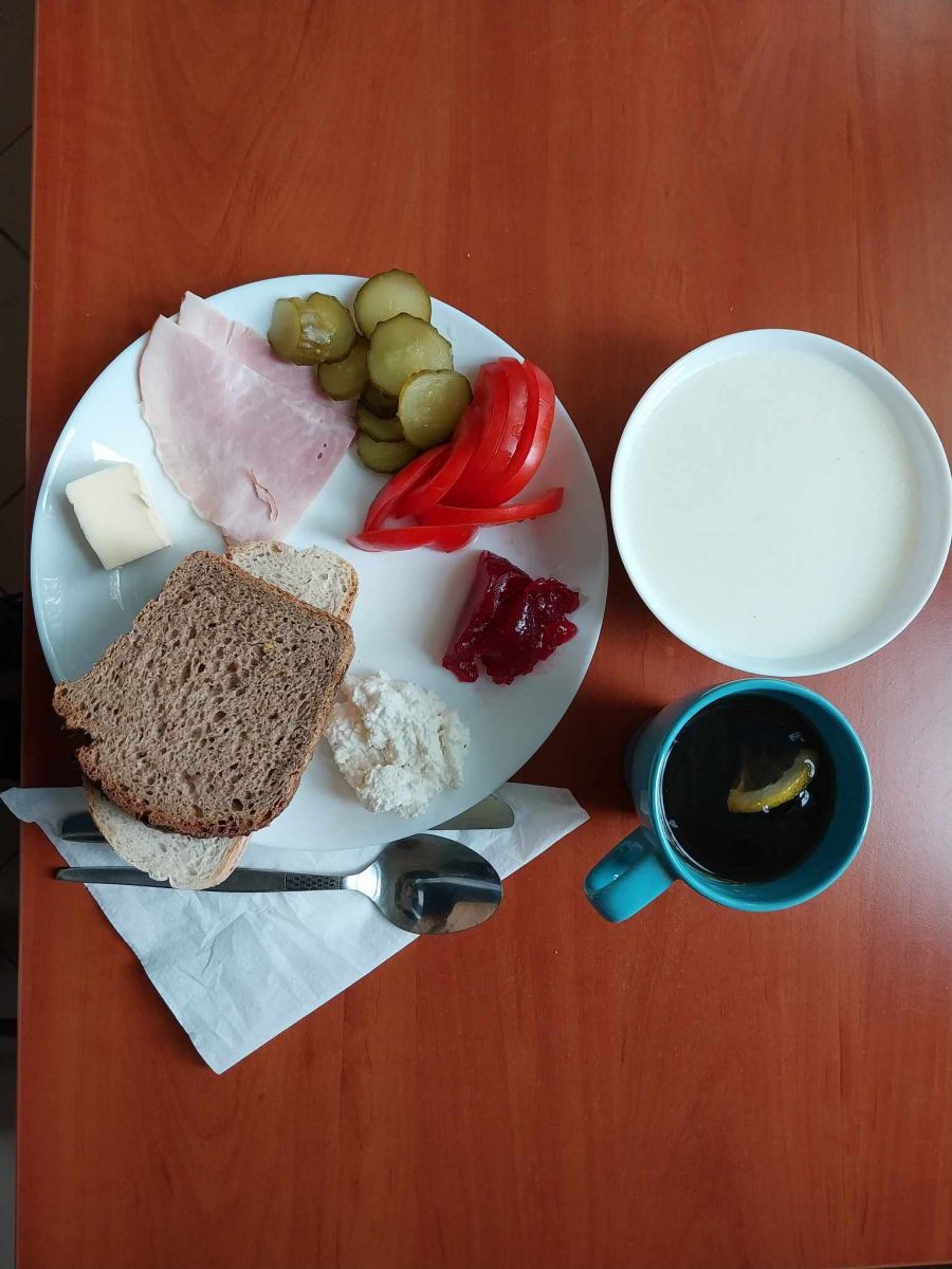 zupa mleczna, dżem, kanapki z twarogiem, wędliną i warzywami, herbata z cytryną