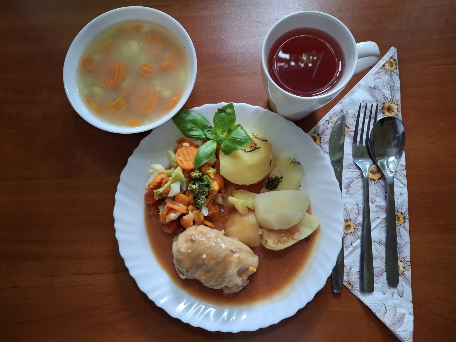 Zupa jarzynowa, Kotlet mięsno-ryżowy, ziemniaki, warzywa gotowane, kompot