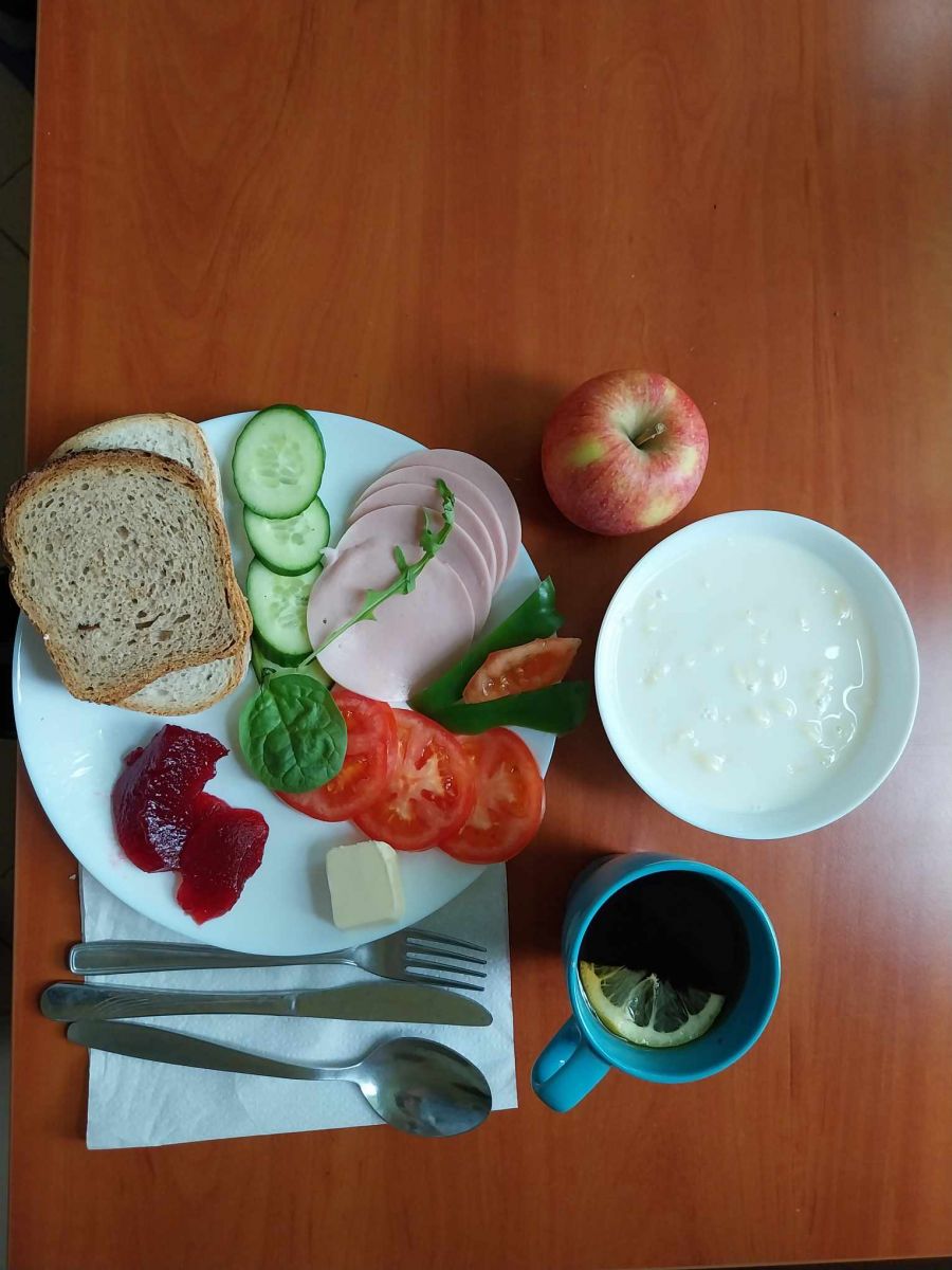 zupa mleczna, kanapki z masłem, dżemem, szynką i warzywami, herbata z cytryną, jabłko