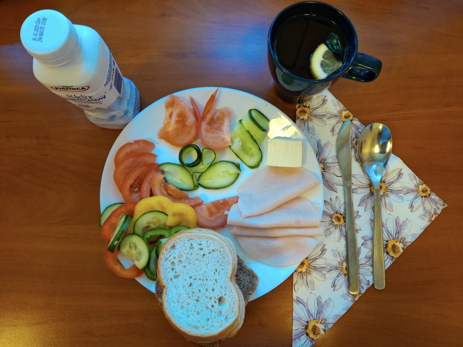 Chleb żytni, pomidor, ogórek, papryka, wędlina, herbata