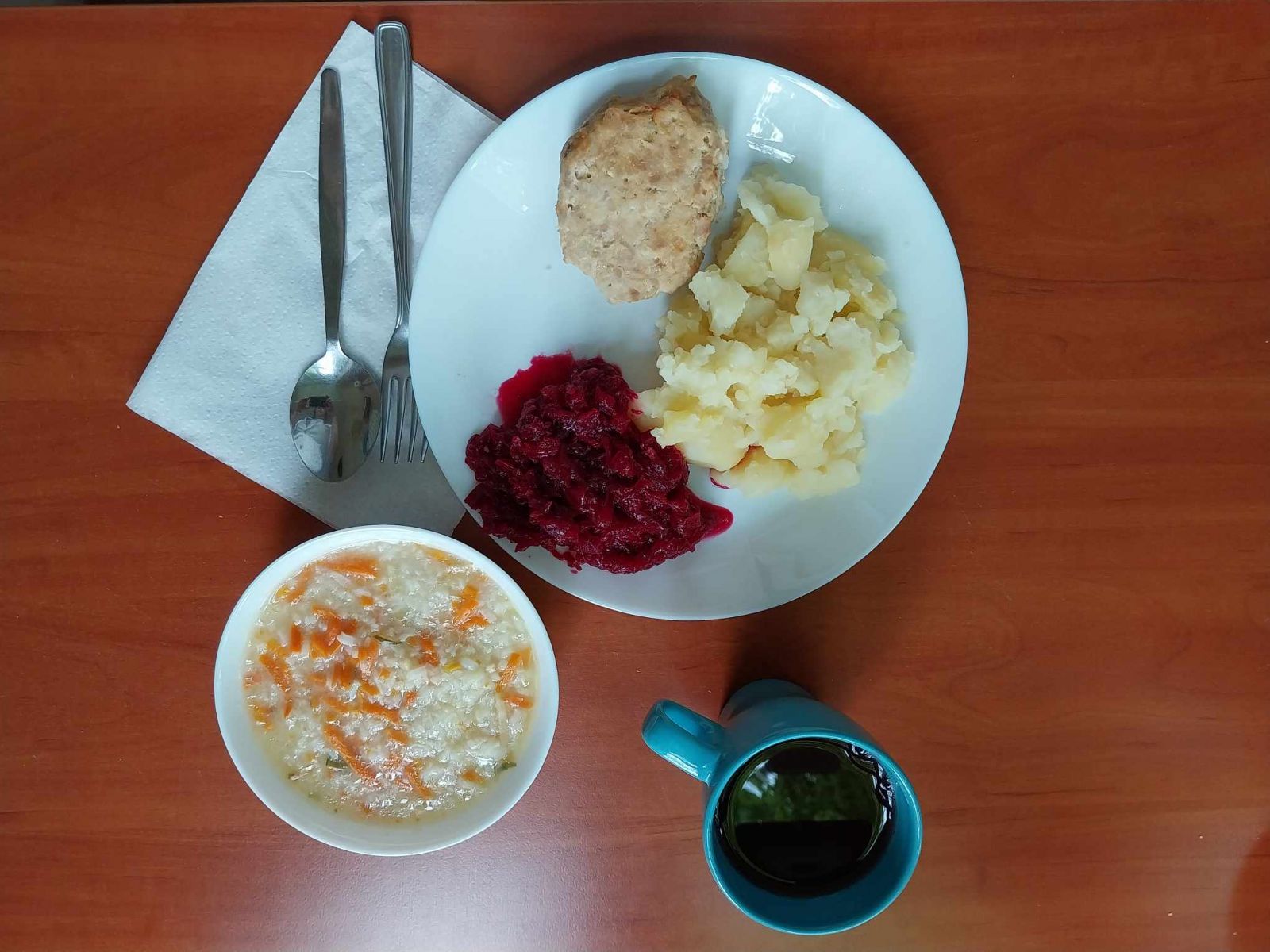 zupa ryżowa, kotlet mielony, ziemniaki, buraki, kompot