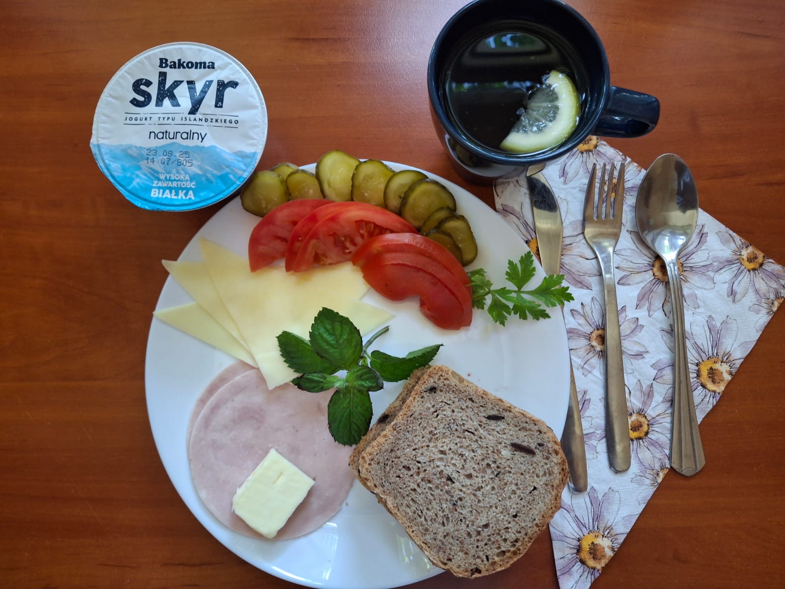 Chleb żytni, pomidor, ogórek kiszony, wędlina, twaróg, herbata