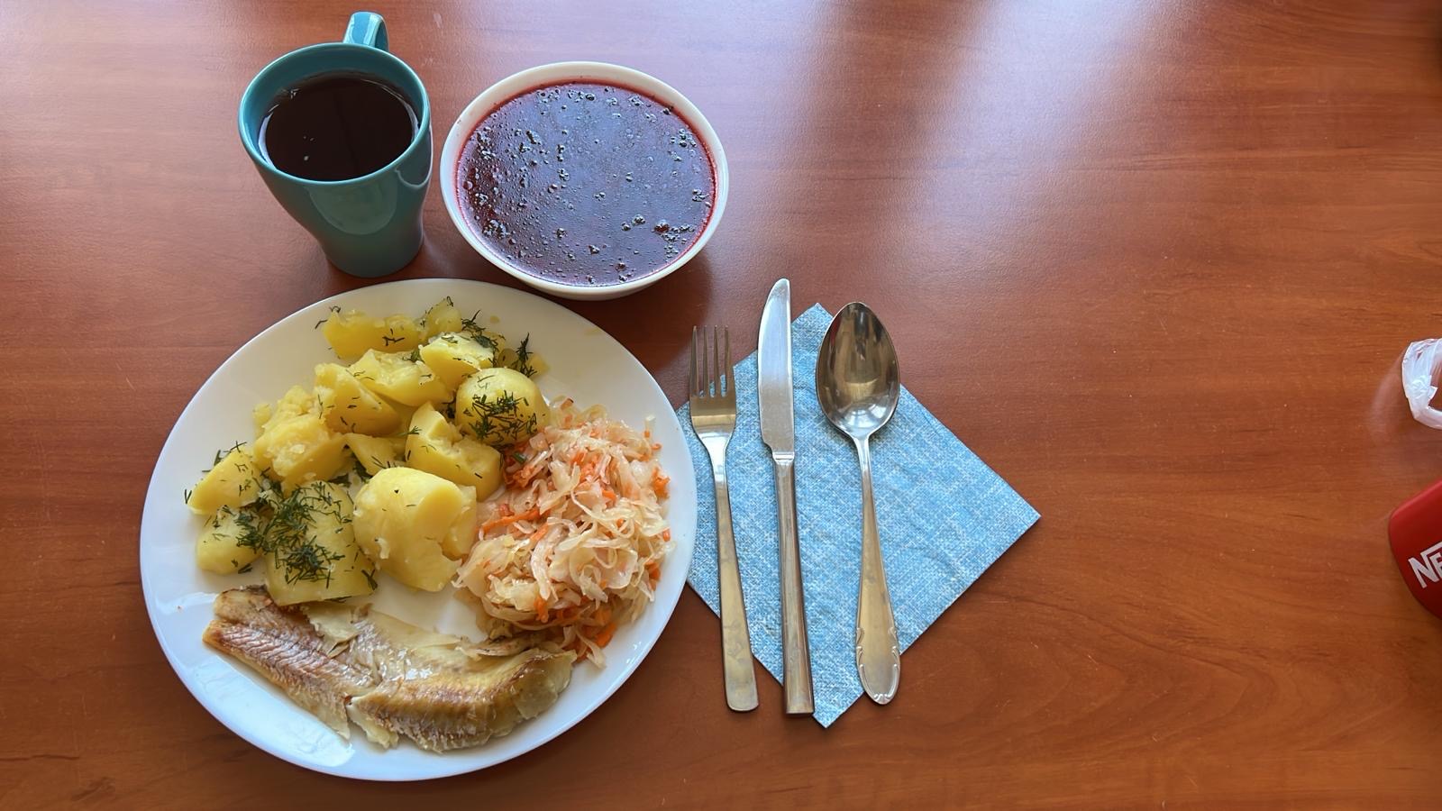 ziemniaki, ryba, surówka