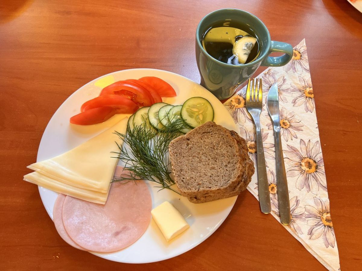 Chleb żytni, pomidor, ogórek, wędlina, herbata