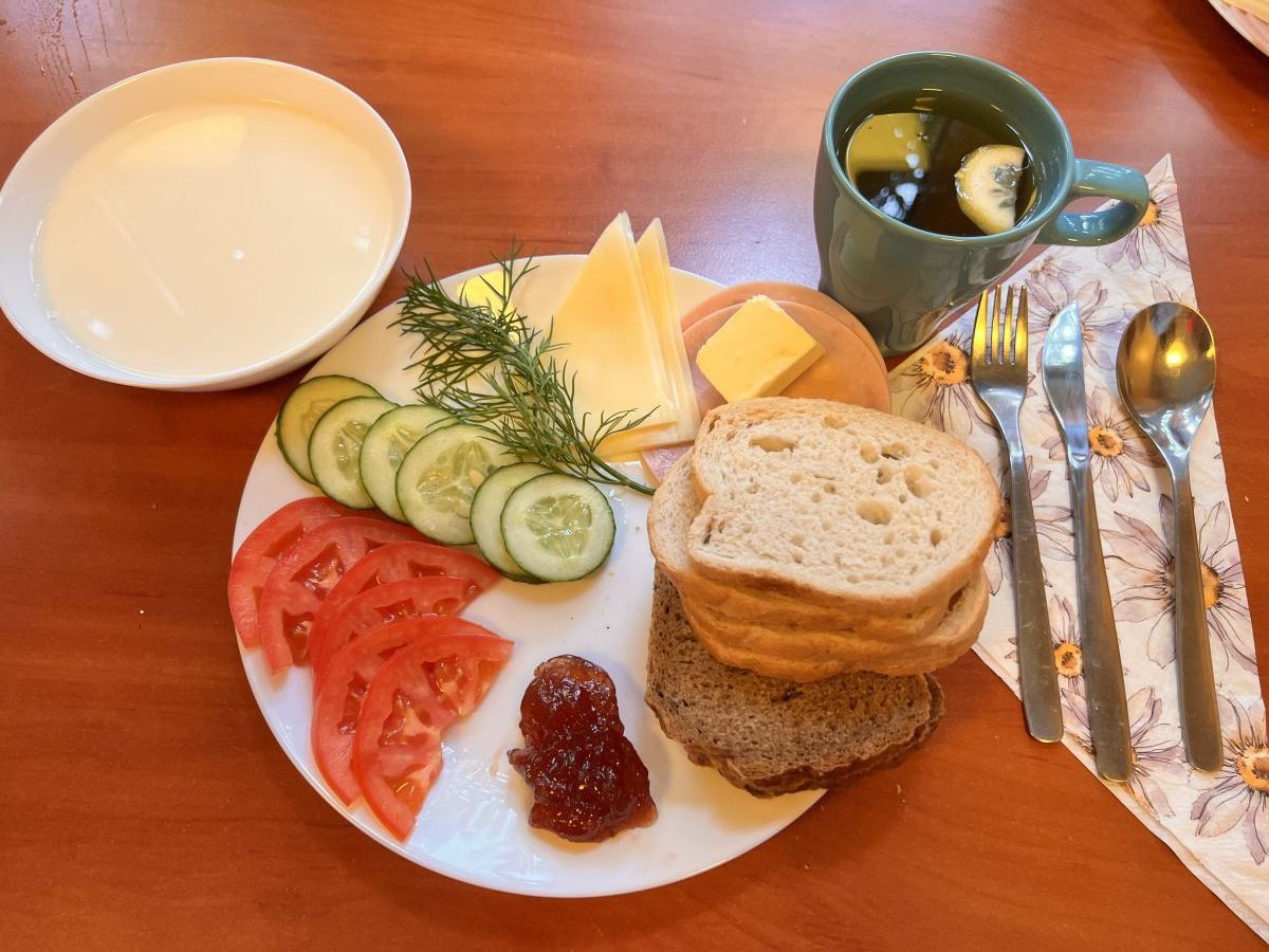 Płatki owsiane na mleku, chleb pszenny i żytni, pomidor, ogórek, wędlina, dżem