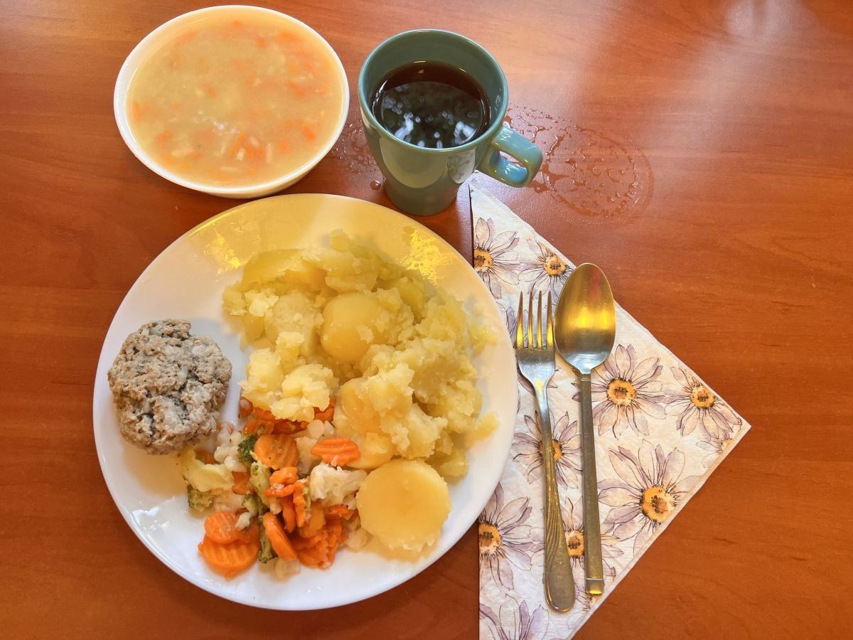 Zupa jarzynowa, kotlet mięsno-ryżowy, ziemniaki gotowane, bukiet warzyw gotowanych, kompot