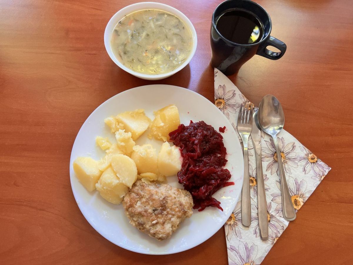 Zupa ogórkowa, kotlet mielony, ziemniaki gotowane, buraki tarte, kompot