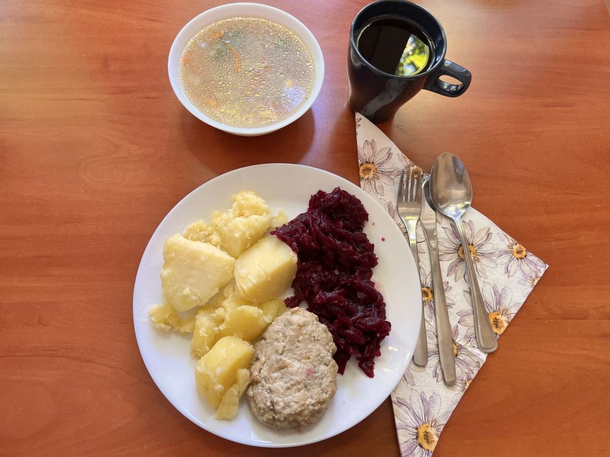 Zupa ryżowa, kotlet mielony, ziemniaki gotowane, buraki tarte, kompot
