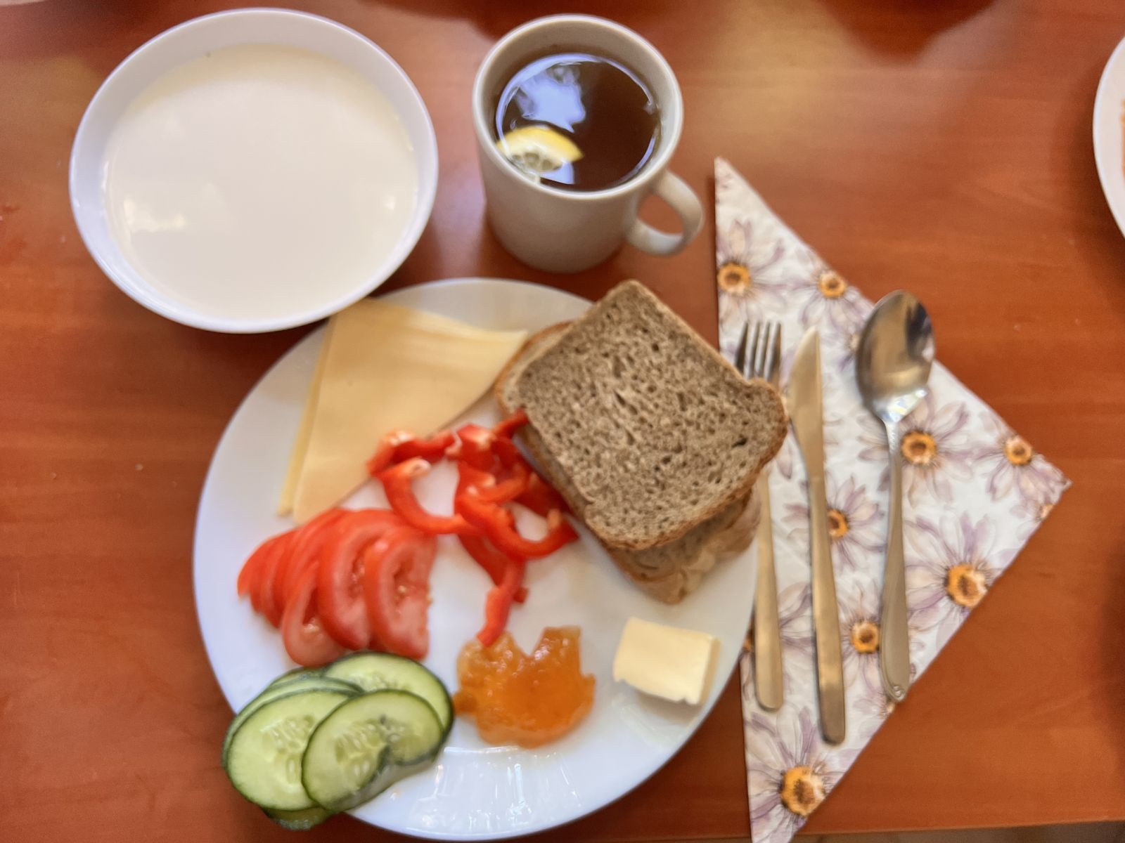 Płatki owsiane na mleku, chleb pszenny i żytni, pomidor, ogórek, papryka, ser żółty, dżem