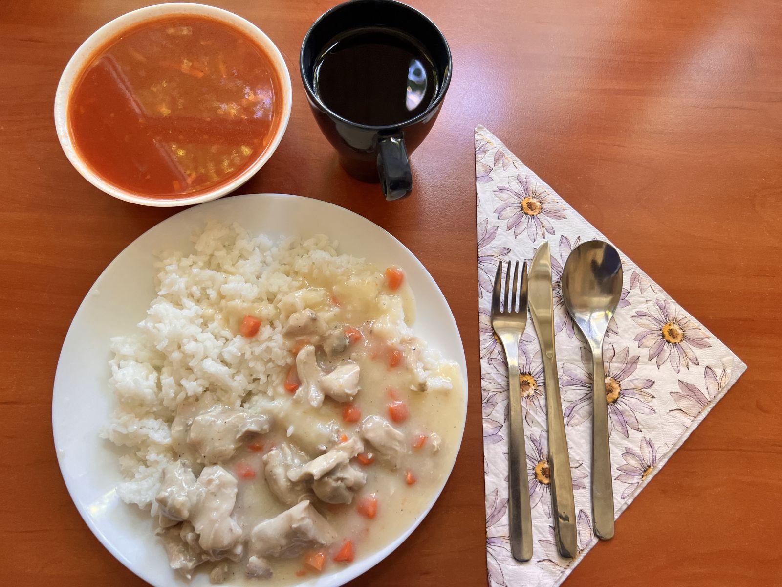 Zupa pomidorowa, potrawka z kurczaka z marchewką, ryż biały gotowany, kompot