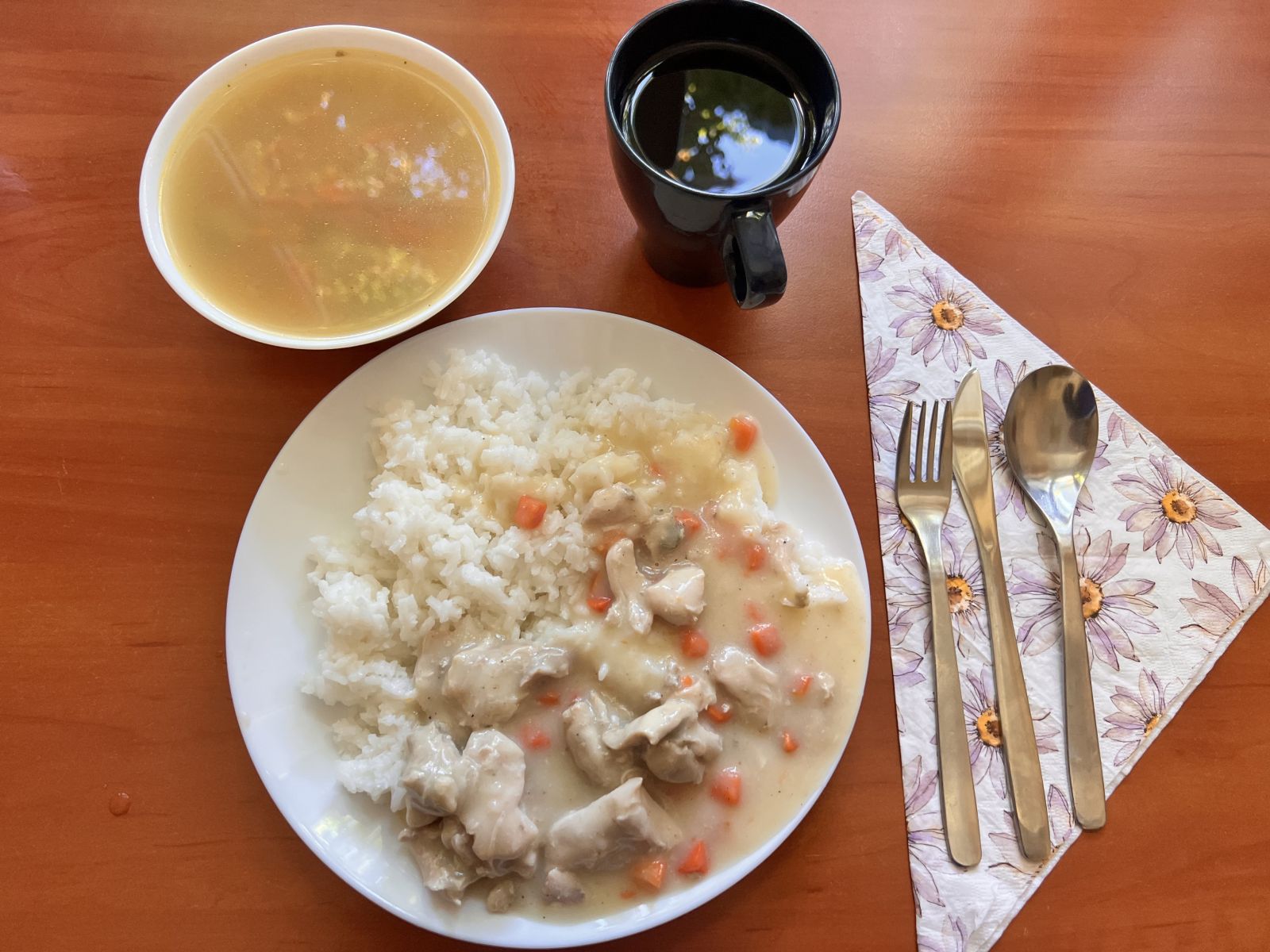 Zupa ziemniaczana, potrawka z kurczaka z marchewką, ryż biały gotowany, kompot