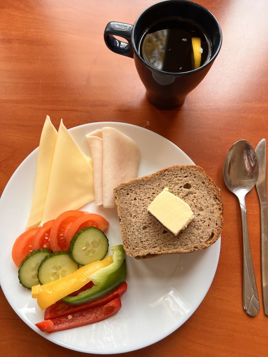 Chleb żytni, pomidor, ogórek, papryka, wędlina, ser żółty, herbata