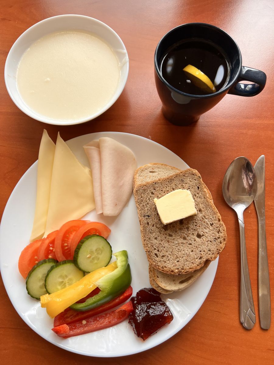 Kasza manna, chleb pszenny i żytni, pomidor, ogórek, papryka, wędlina, ser żółty, dżem